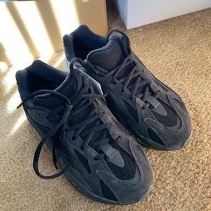 🚫SOLD🚫Yeezy boost 700 v2 vanta size 6 women